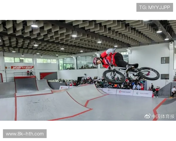 营山BMX自由式馆气氛热烈 观众为高难度动作呐喊助威